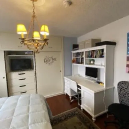 Stay In Beverly Hills -Room For 1 Female -Walk To Shopping And Restaurants